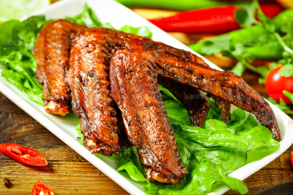盘子里装着红烧鸭翅