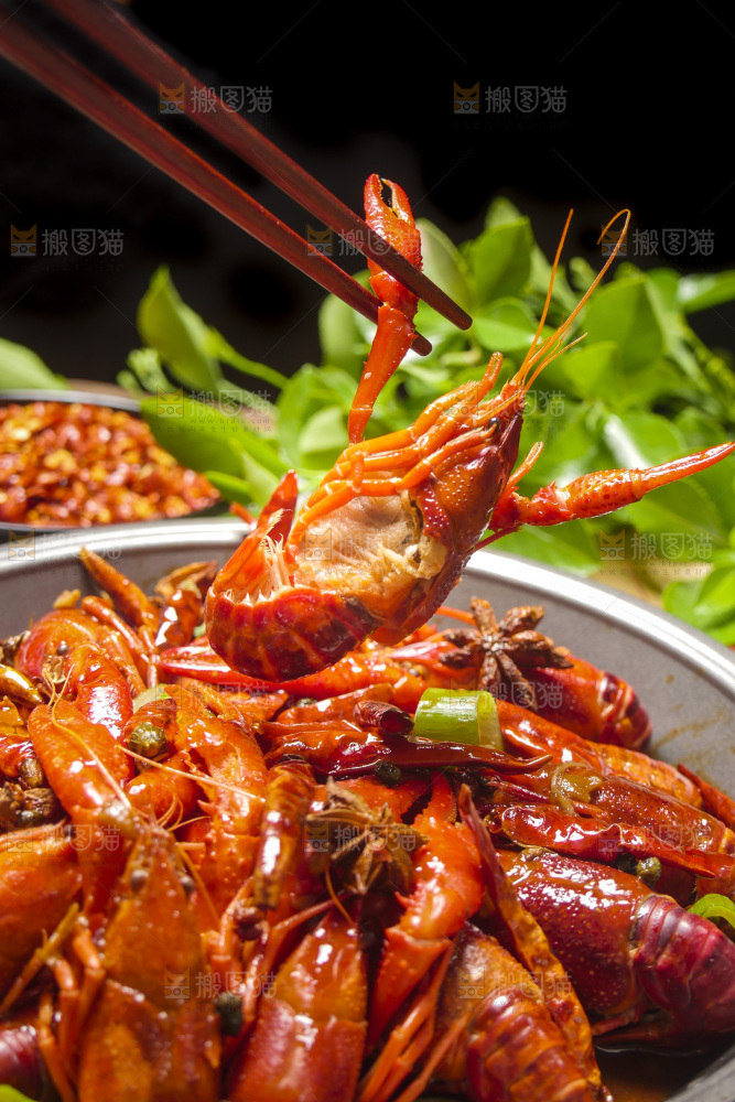 盆子里的香辣小龙虾