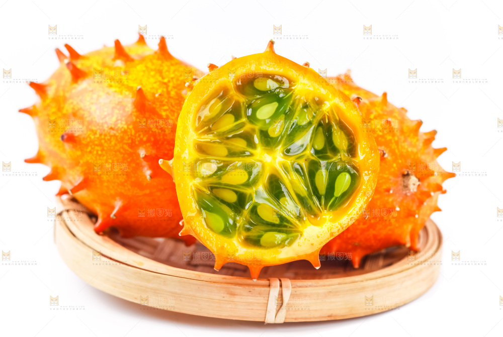 篮子里装着新鲜火参果