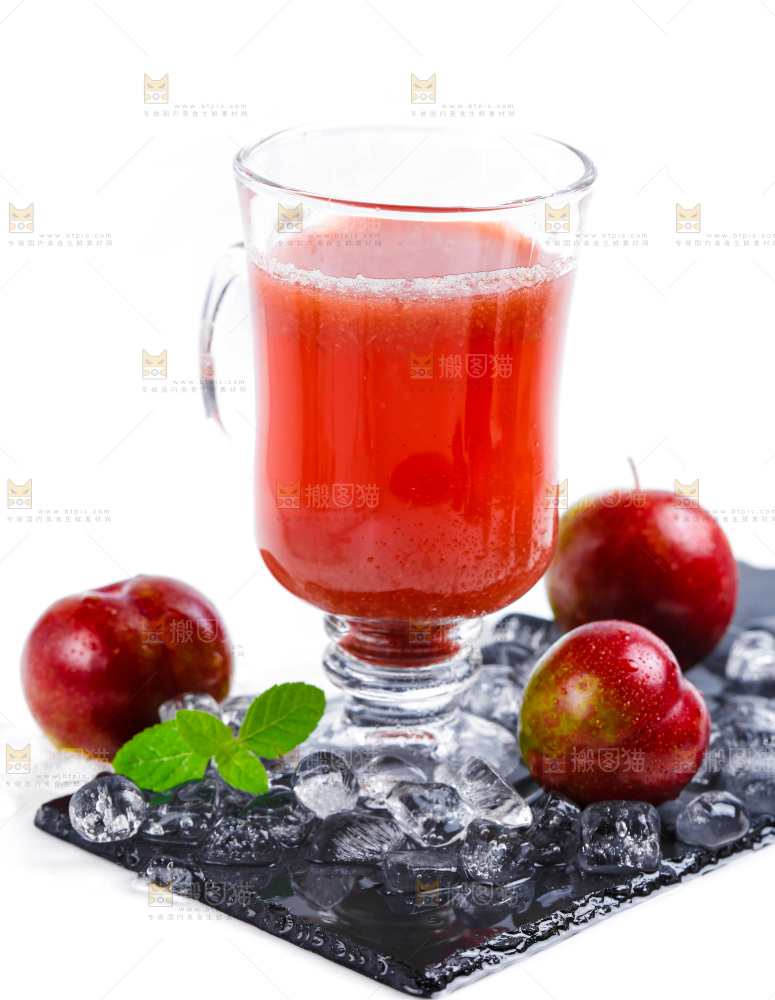 黑底上放着一杯李子果汁