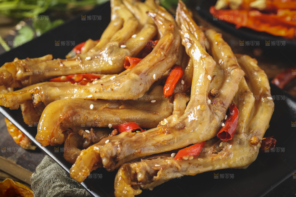 盘子里装着香辣鸭爪