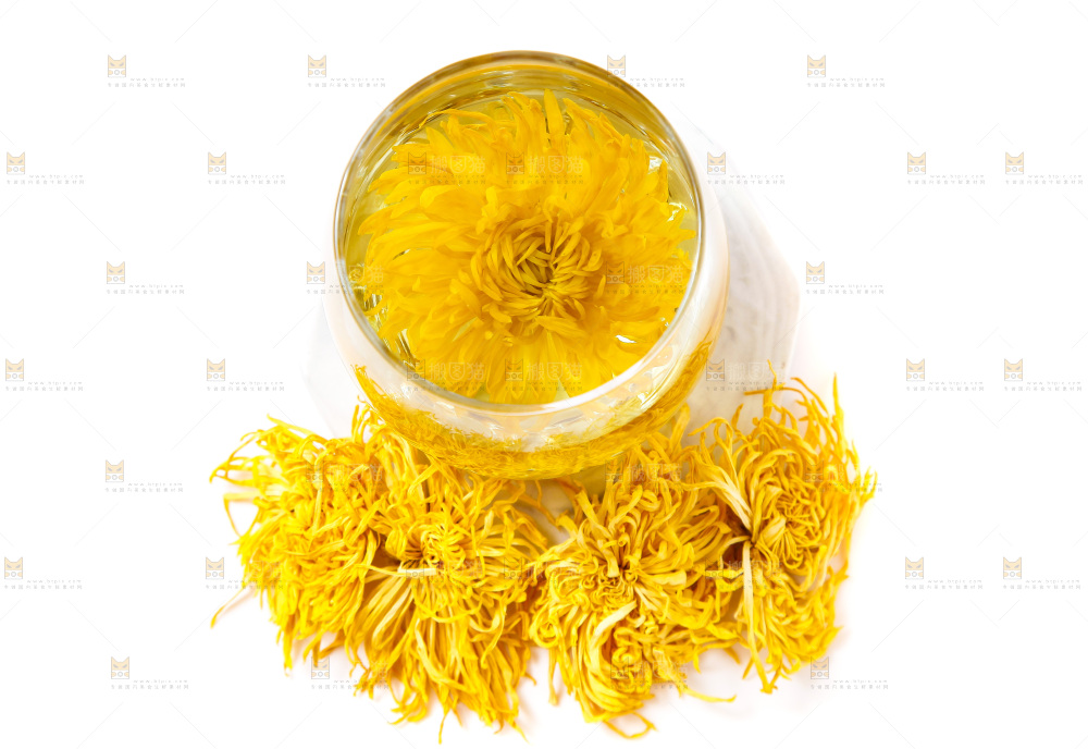 杯子里泡着菊花茶