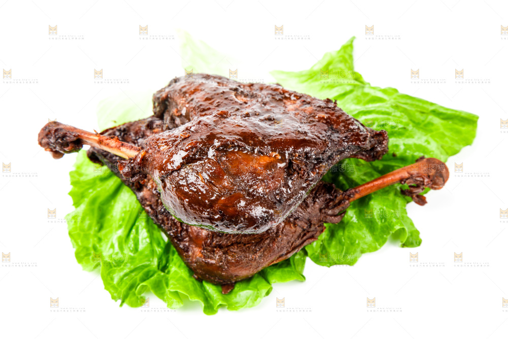 白底上放着卤鸭腿