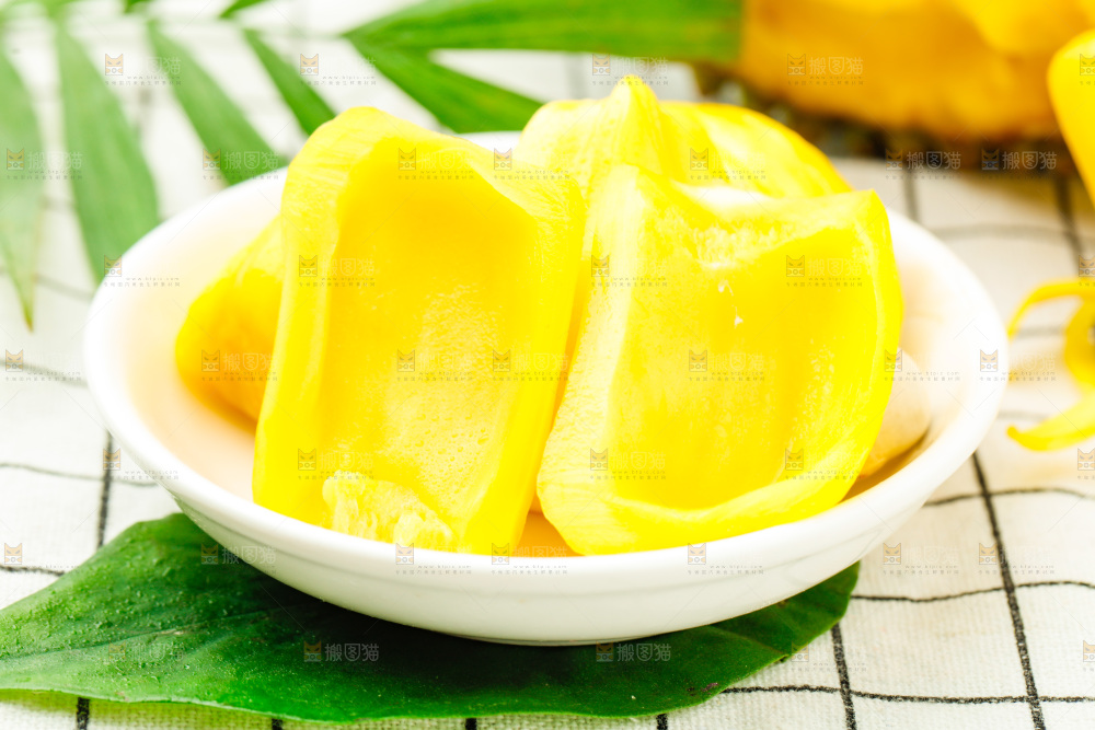 碟子里装着菠萝蜜果肉