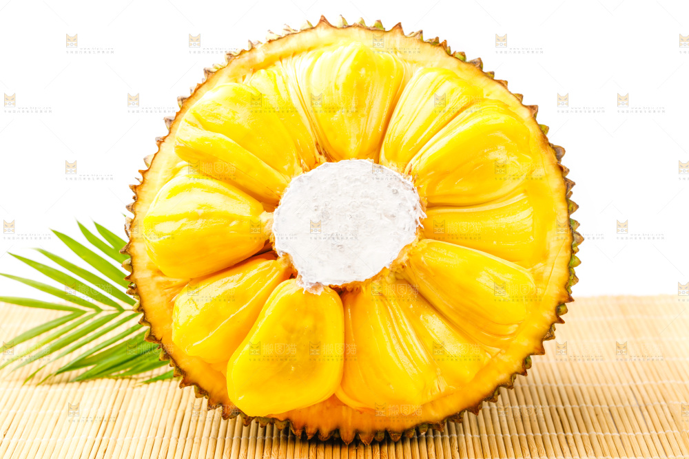 竹底上放着新鲜菠萝蜜