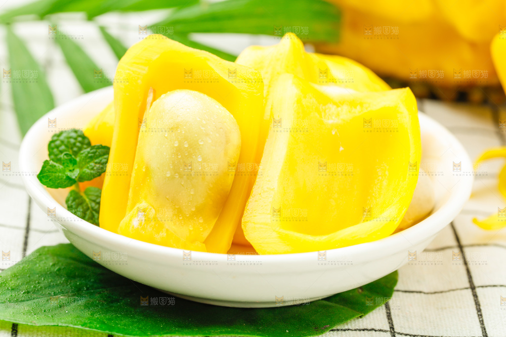 碟子里装着菠萝蜜果肉