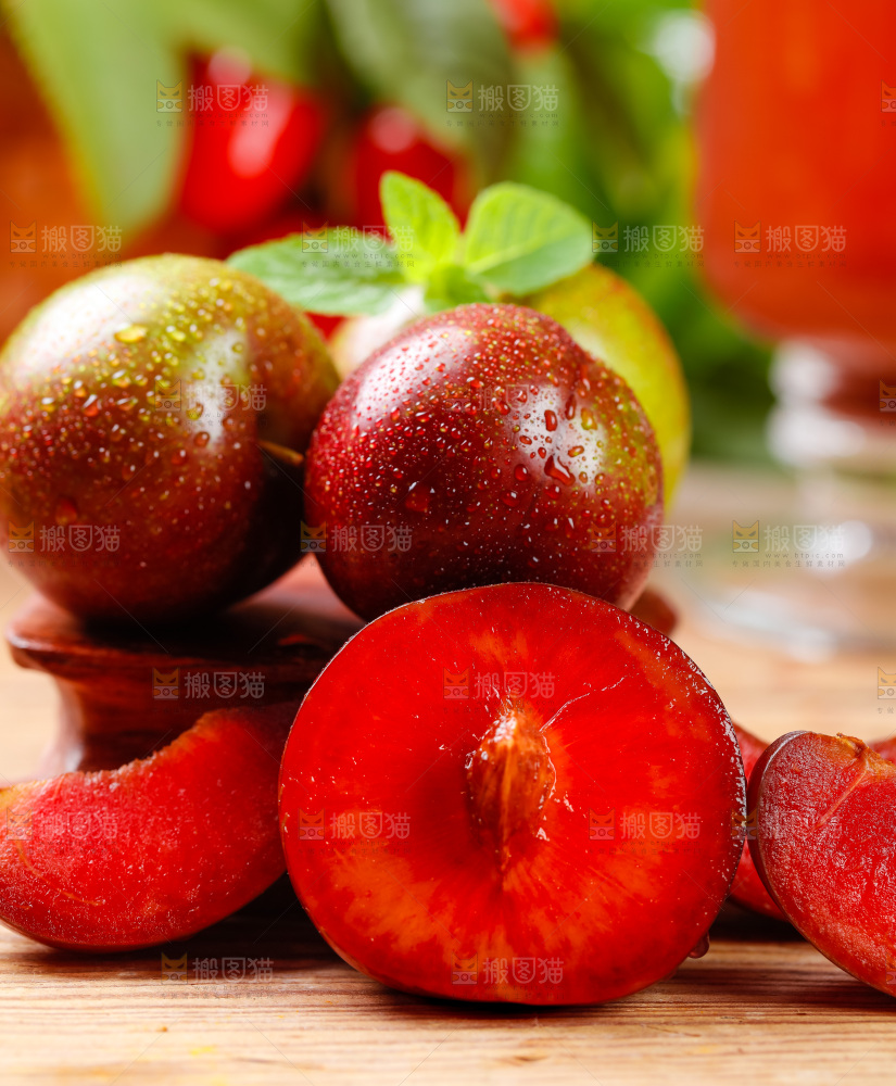 木底上放着红心脆李