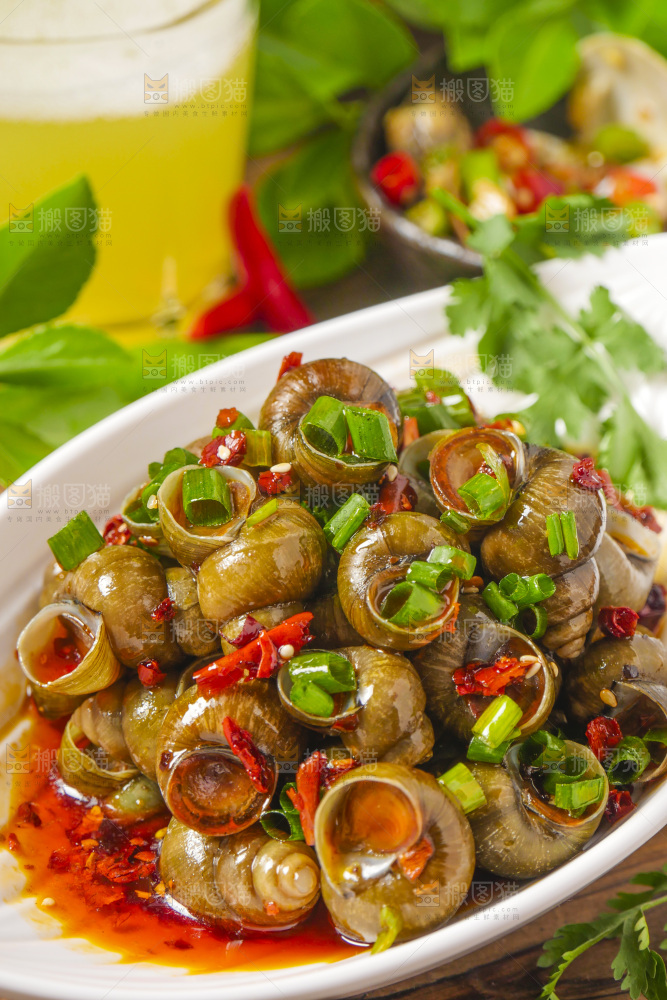 盘子里的香辣田螺