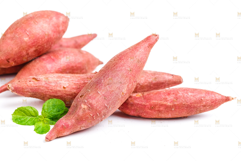 白底上摆放着红薯