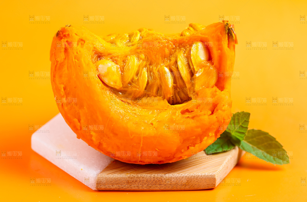木板上放着山东红皮南瓜
