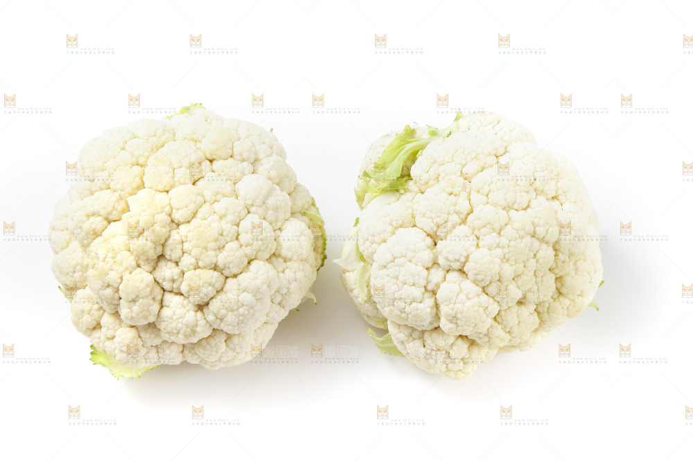 白底上放着花椰菜