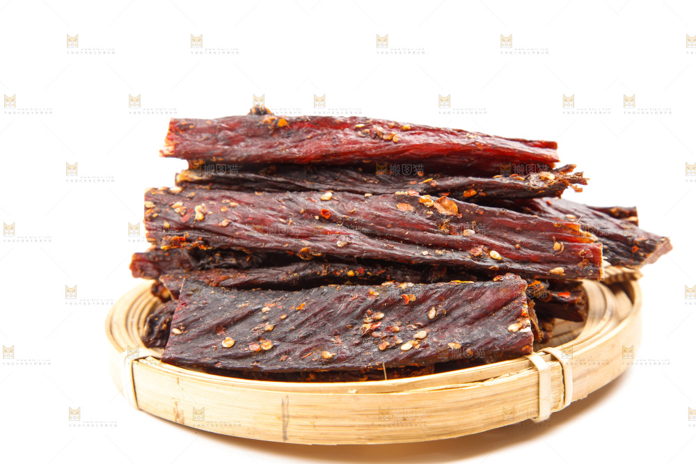 篮子里装着手撕牛肉干