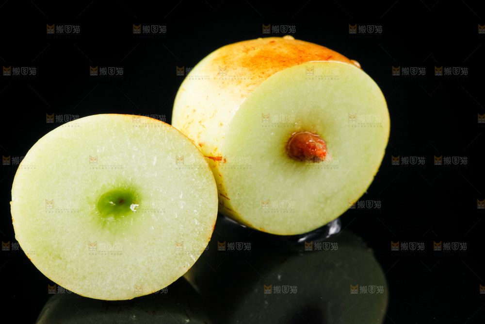黑底上放着脆枣