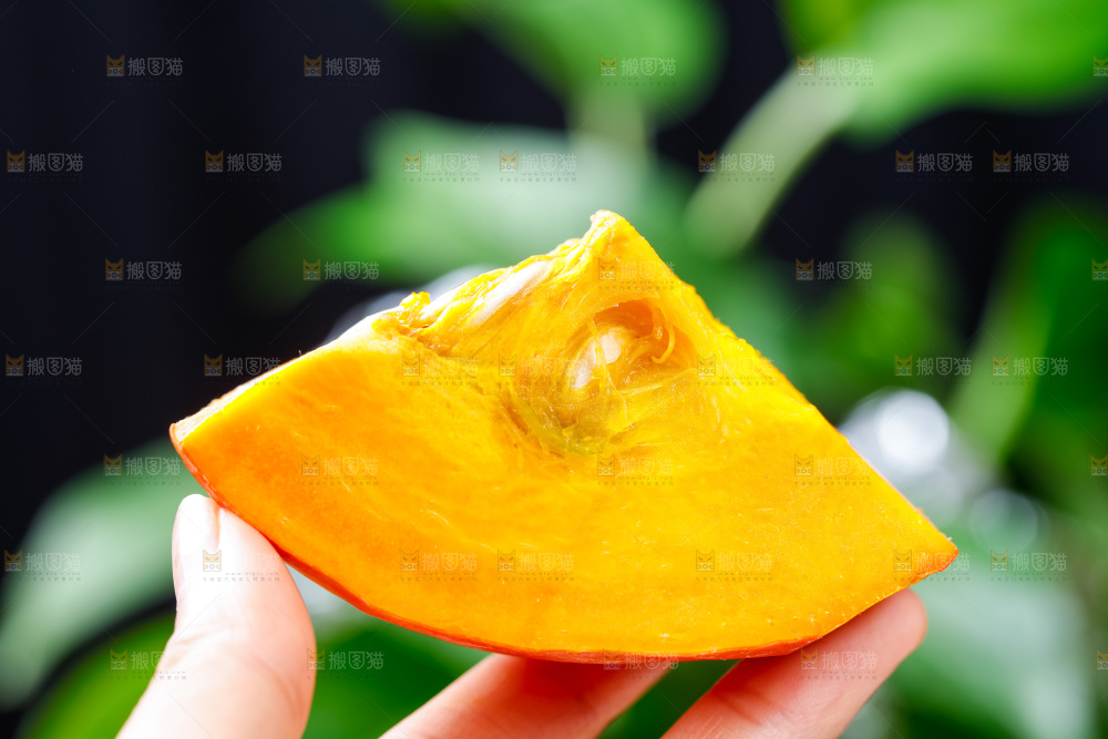 手里拿着南瓜