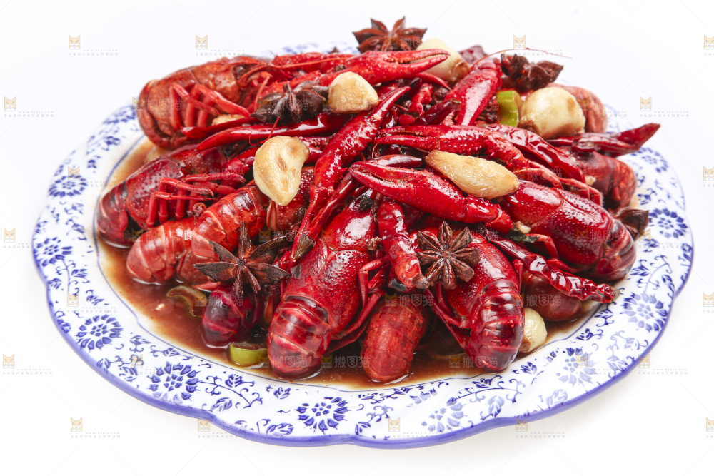 盘子里装着麻辣小龙虾