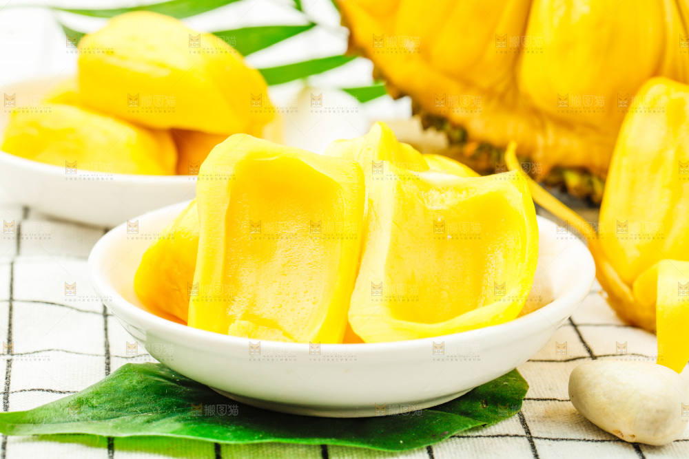 碟子里装着菠萝蜜果肉