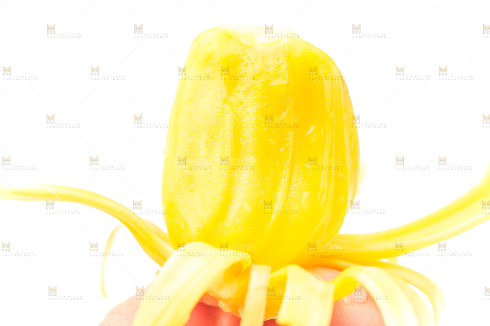 手里拿着新鲜菠萝蜜