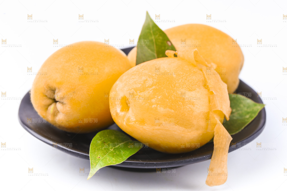白底上放着新鲜枇杷