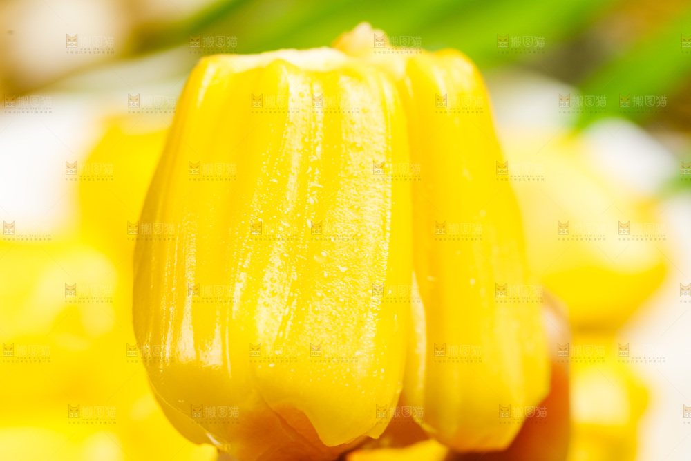 深底上放着新鲜菠萝蜜