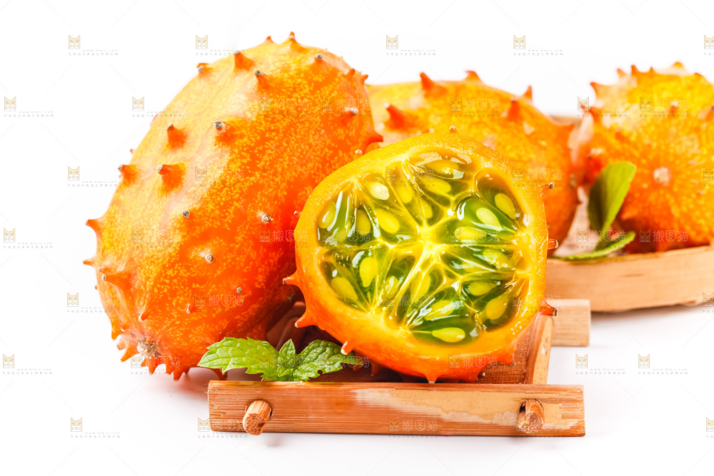 白底上摆放着非州火参果