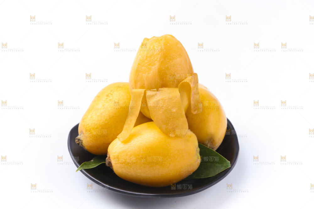 白底上放着新鲜枇杷