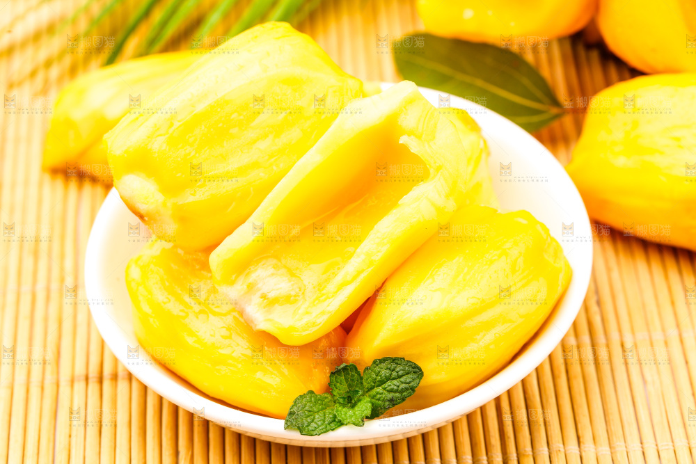 浅底上的新鲜菠萝蜜