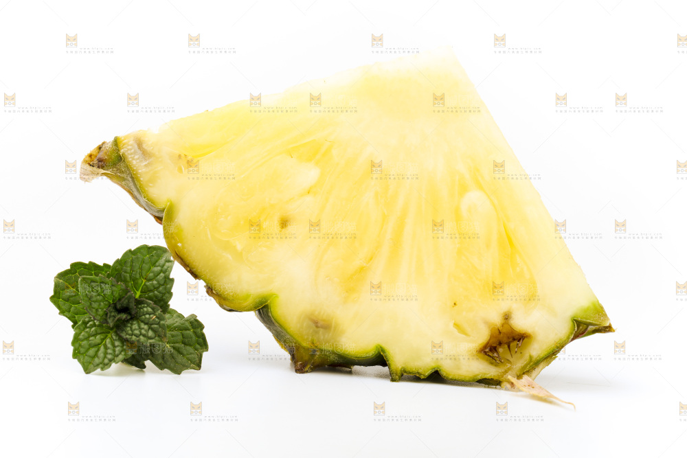 白底上摆放着海南凤梨