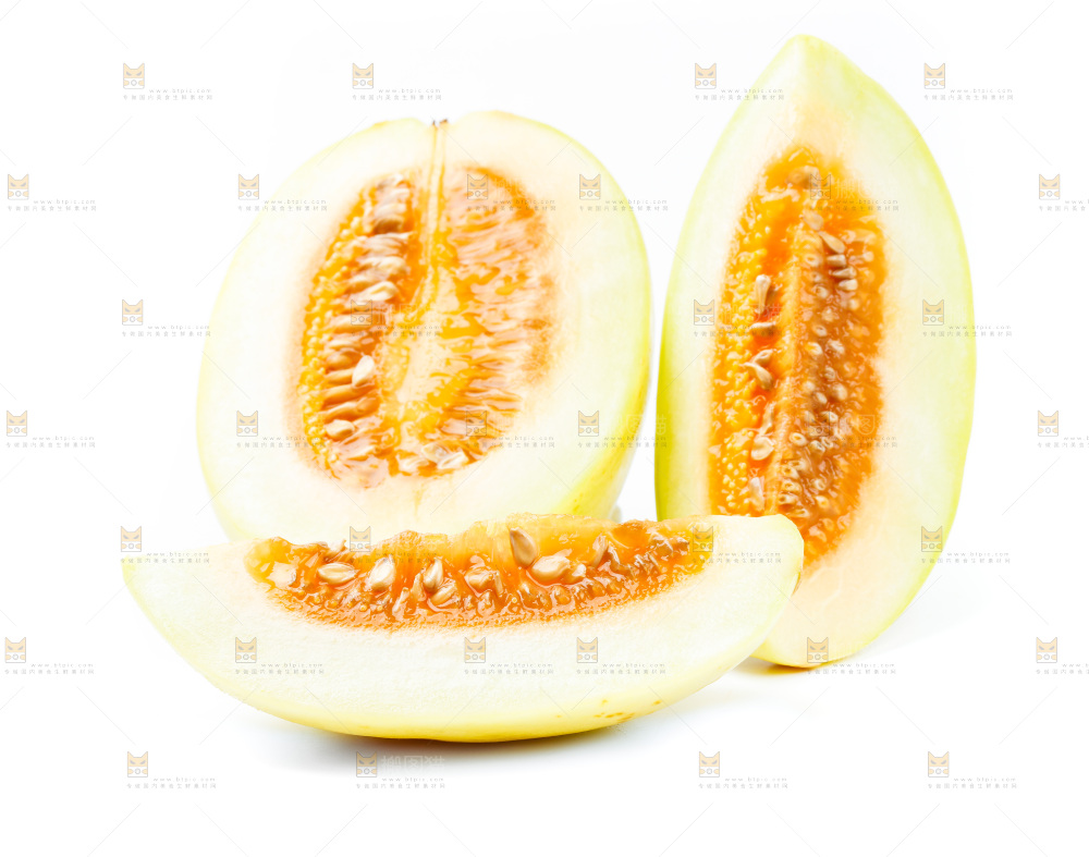 白底上放着切开的香瓜