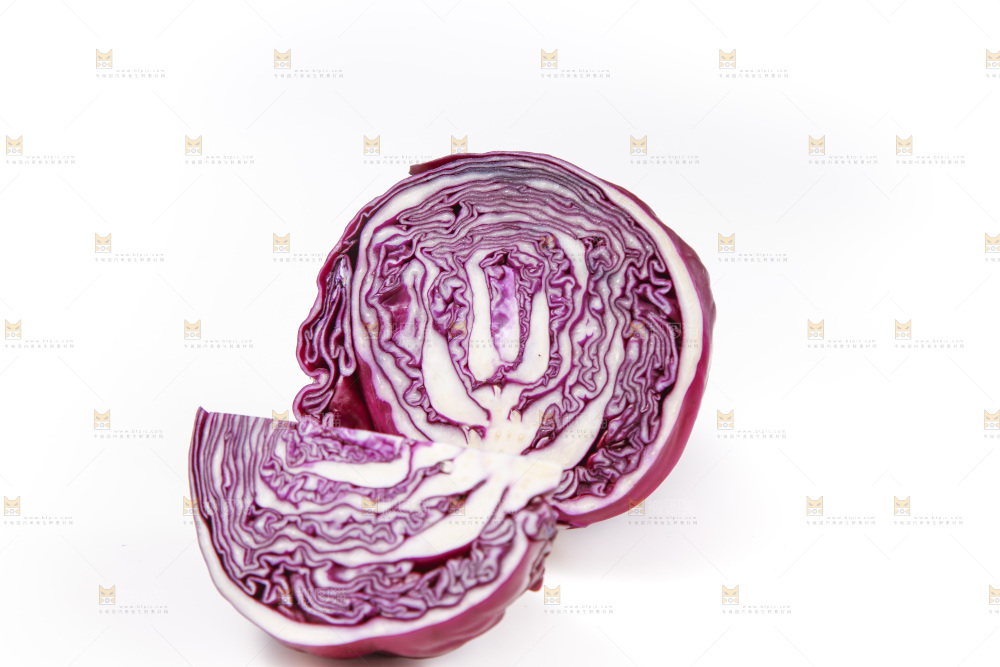 白底上放着紫包菜