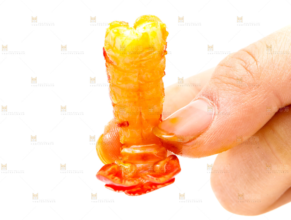 手里拿着小龙虾