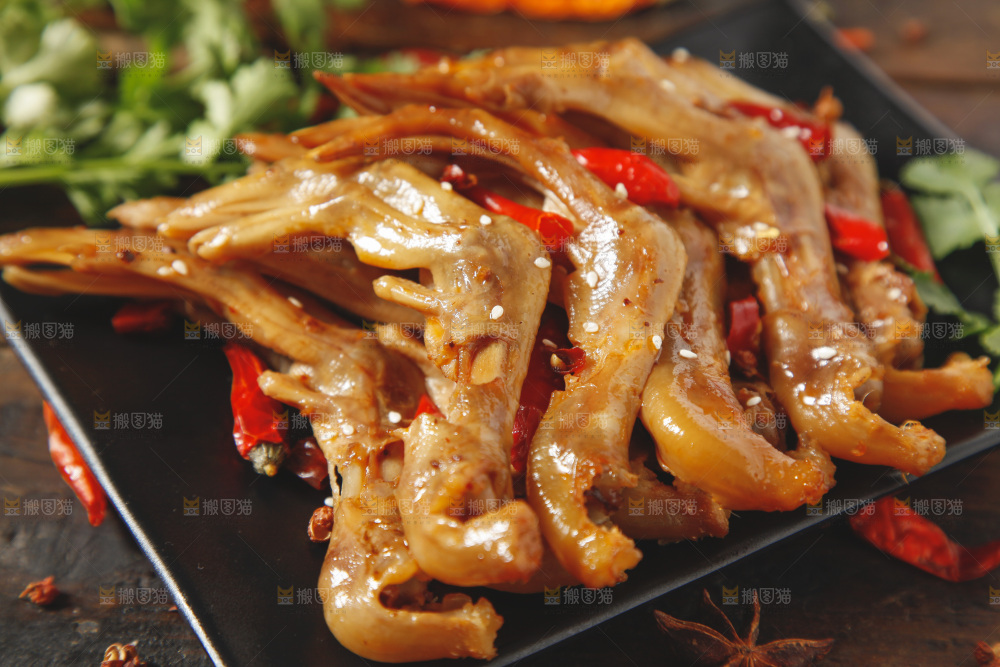 盘子里装着香辣鸭爪