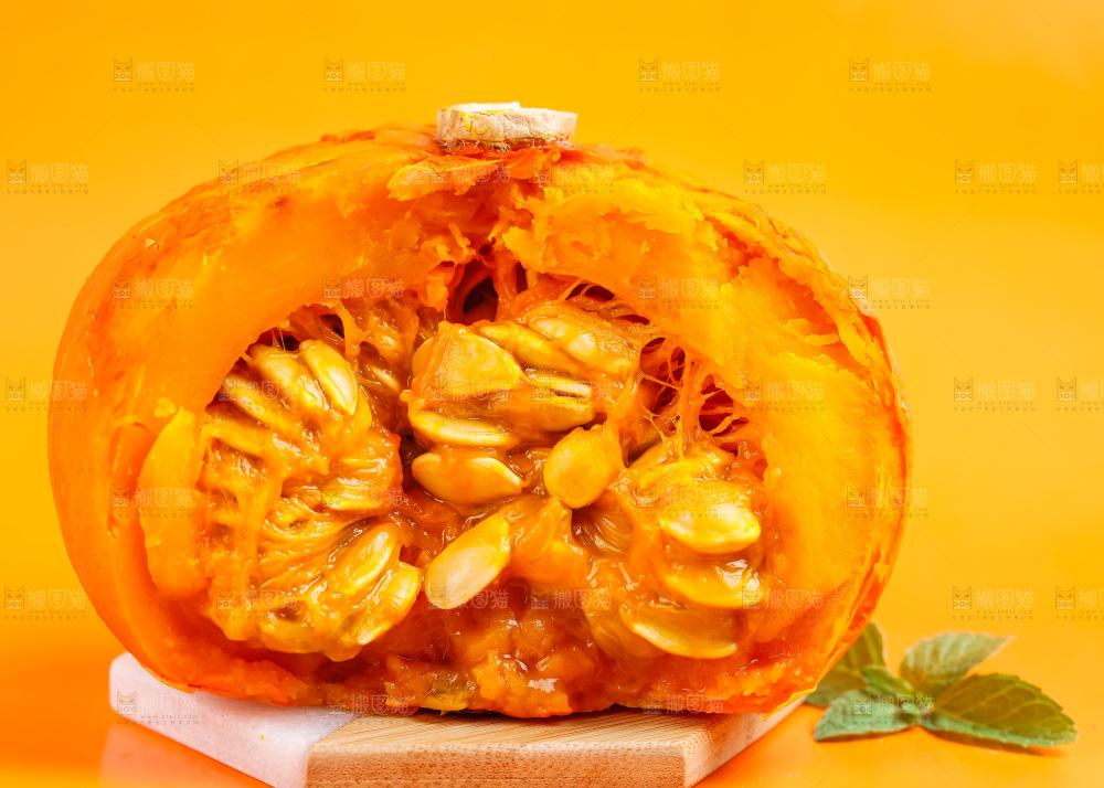 木板上放着山东红皮南瓜