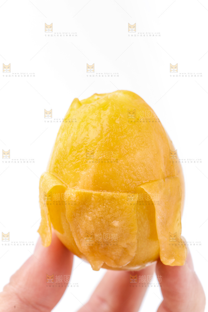 白底上放着新鲜枇杷