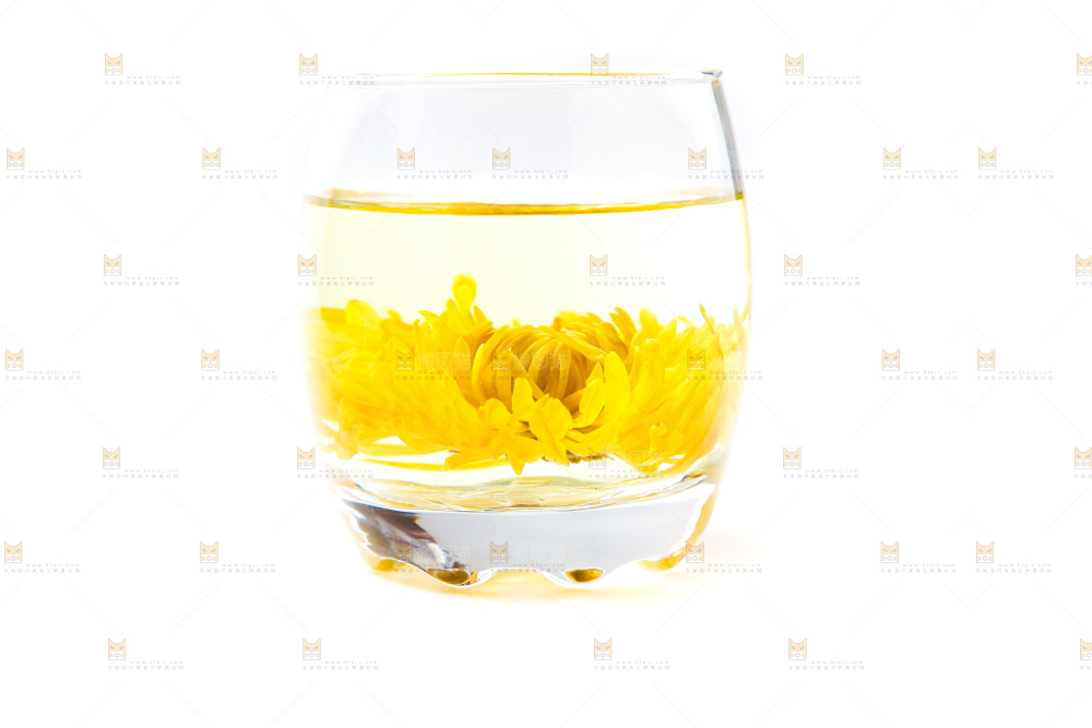 杯子里泡着菊花茶