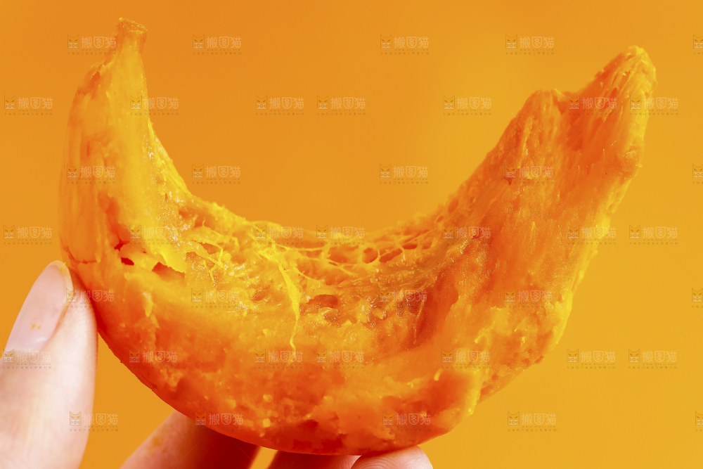 手里拿着南瓜