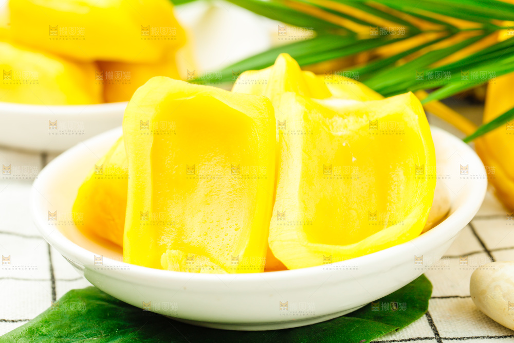 碟子里装着菠萝蜜果肉