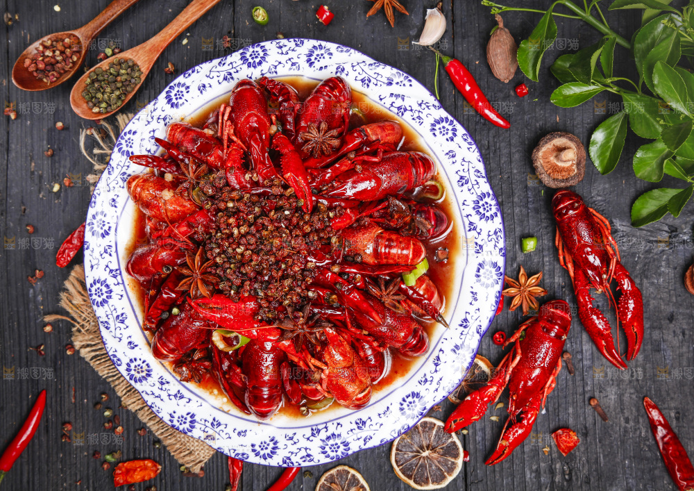 盘子里装着麻辣小龙虾