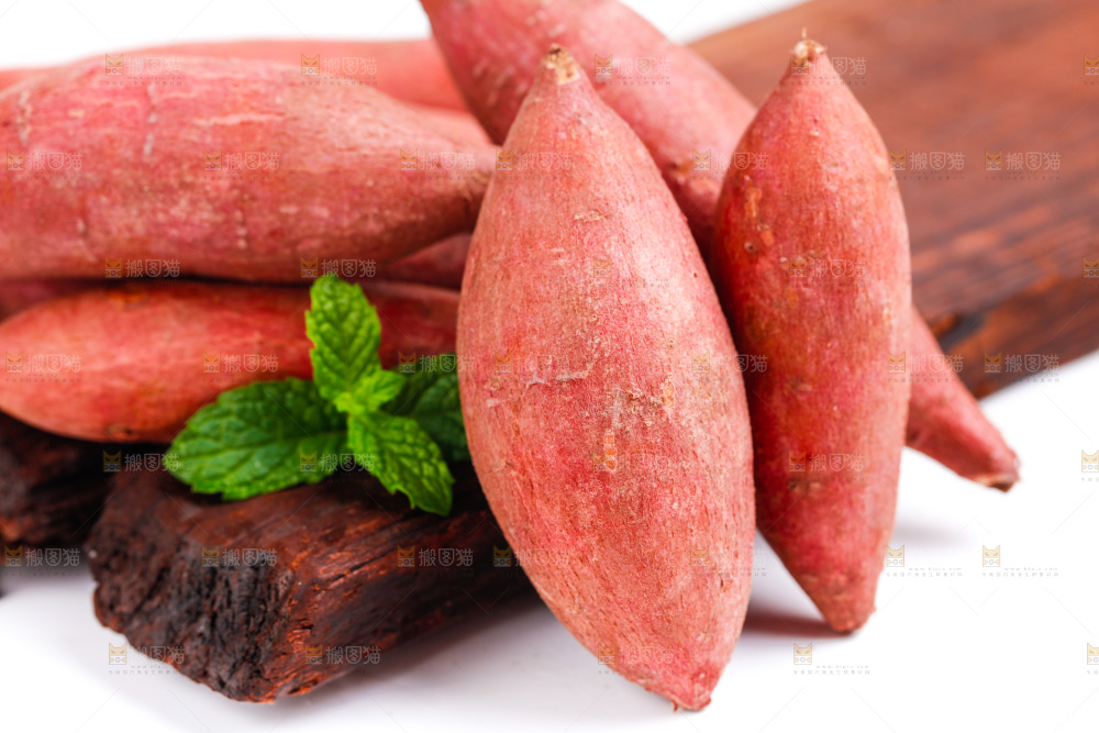 木板上放着红薯