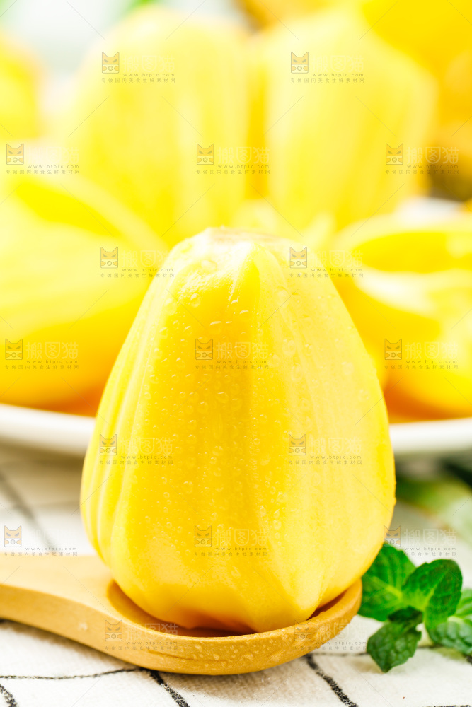 勺子里的黄肉菠萝蜜
