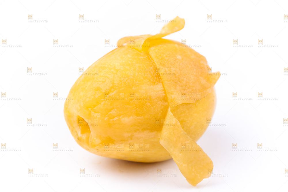 白底上放着新鲜枇杷