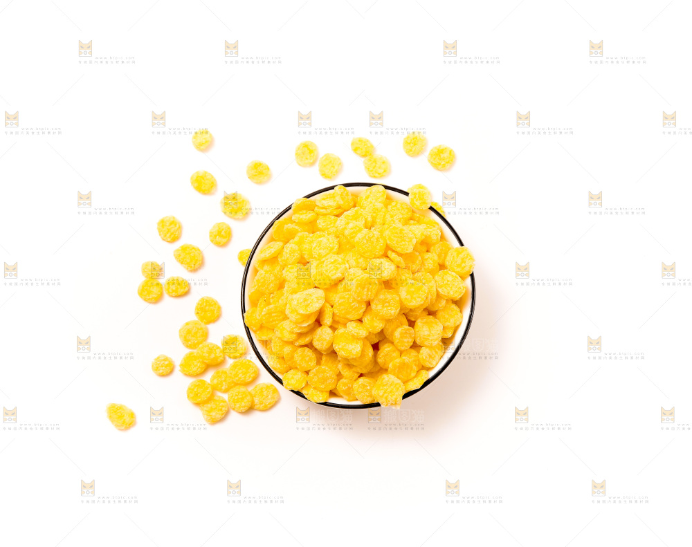 白底上放着玉米片