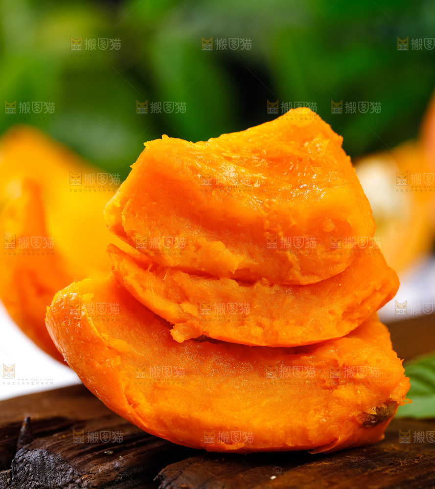 木板上放着黄金南瓜