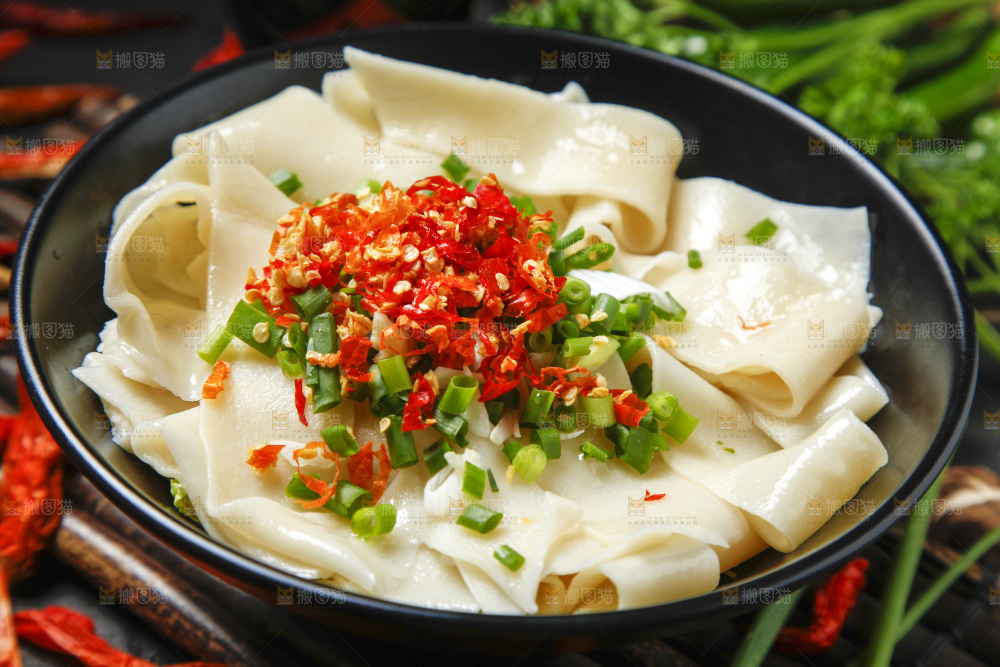 碗里装着香辣手擀面