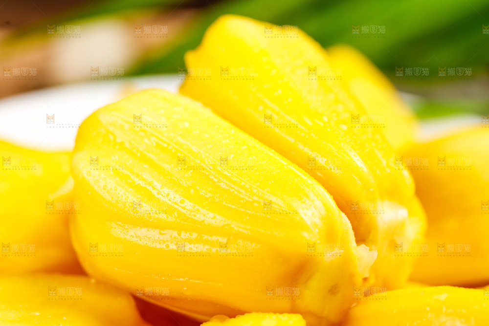 深底上放着新鲜菠萝蜜