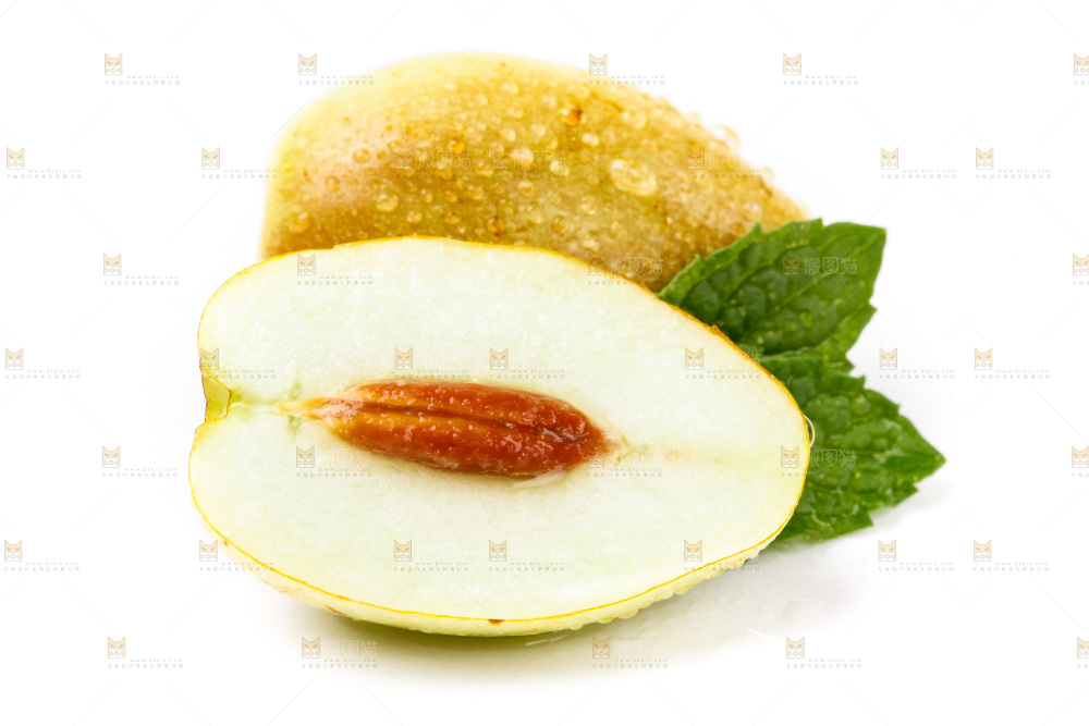 白底上摆放着鲜枣
