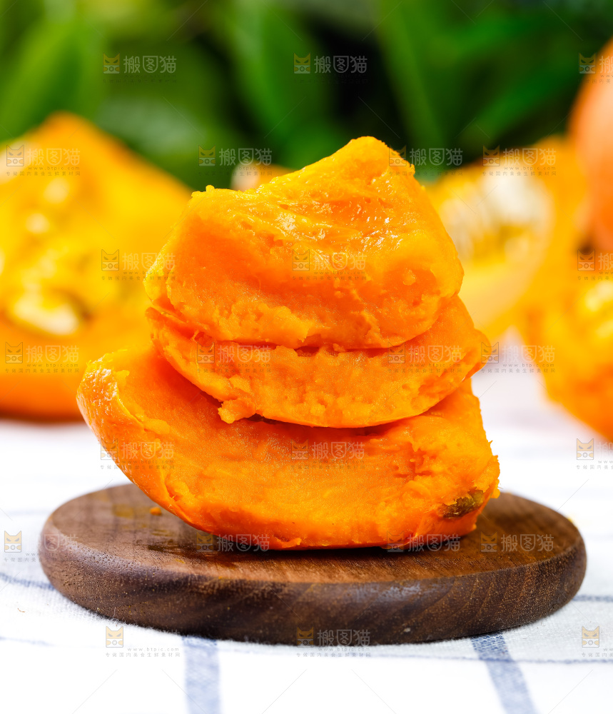 木板上放着红皮南瓜