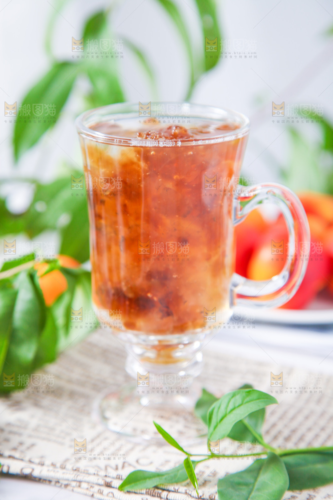 杯子里装着桃胶