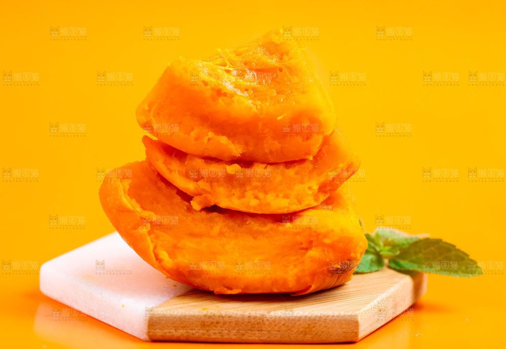 木板上放着山东红皮南瓜