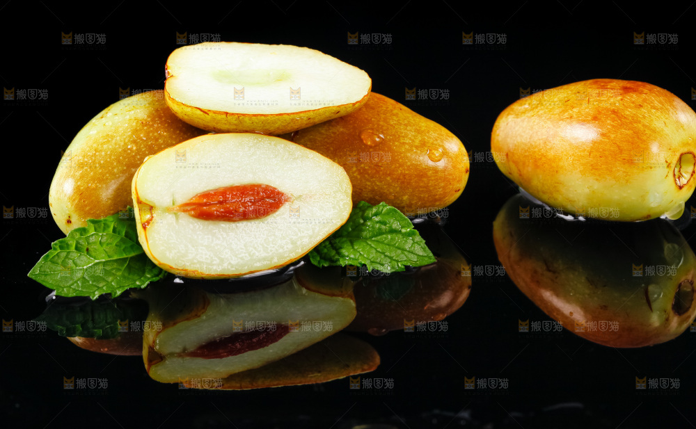 黑底上放着脆枣