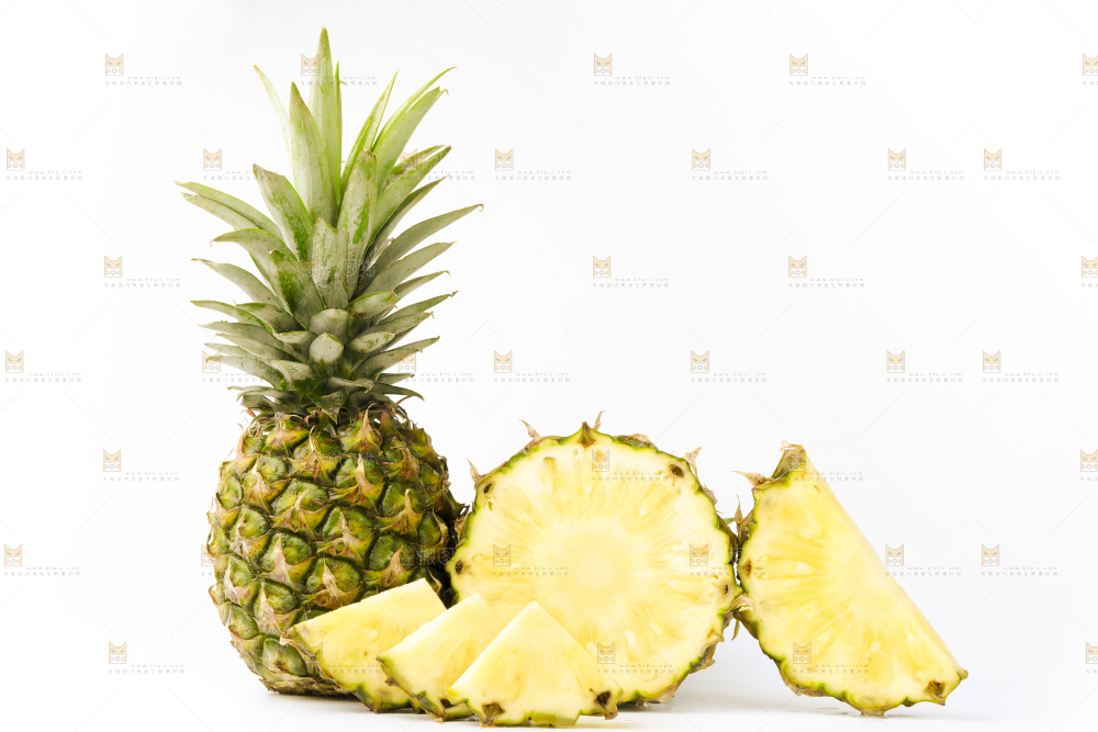 白底上摆放着海南凤梨